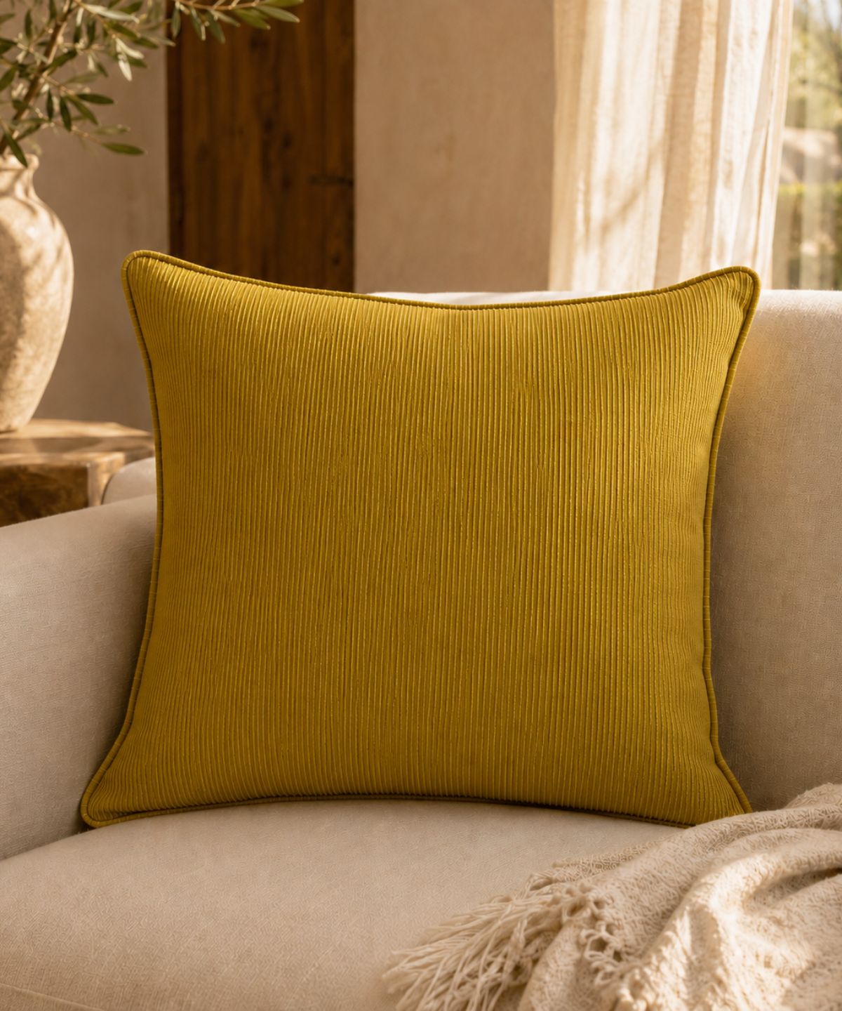 Mèliso σε cream boucle πολυθρόνα με ελιά και απογευματινό φως